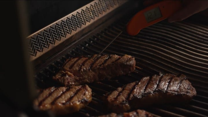 How to Cook a Steak on a Gas Grill 4