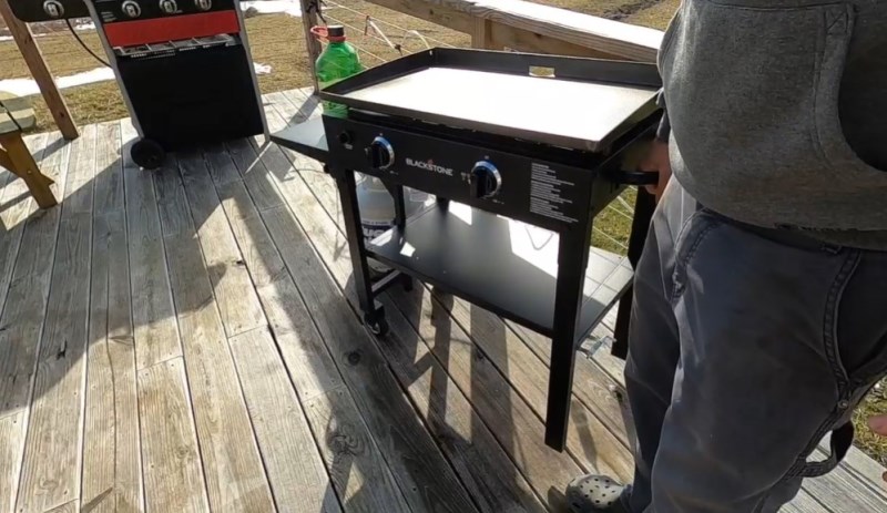 Blackstone 28in Griddle 2-Burner Flat Top Gas Grill Mobility and Storage
