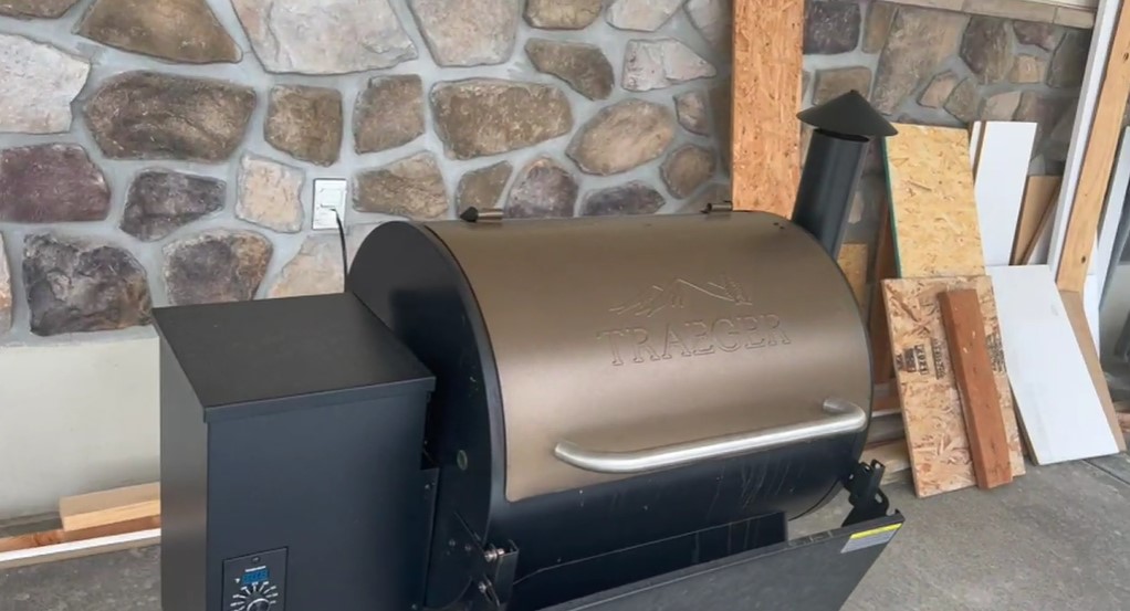 Traeger Grills Pro Series 22 Electric Wood Pellet Grill and Smoker Features